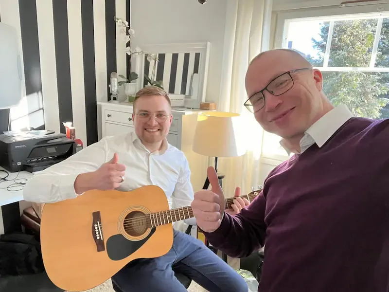 Patrick ja Tero juhlistamassa Fionian ensimmäistä kauppaa